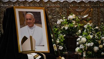 Altar durante la misa en honor al Papa Francisco en la Basílica San José de Flores, a 21 de abril de 2025, en Buenos Aires (Argentina). El Papa Francisco ha fallecido este 21 de abril, a las 7.35 horas, a la edad de 88 años, en su residencia de la Casa Santa Marta del Vaticano. El Pontífice ha fallecido un día después de su última aparición en público coincidiendo con el Domingo de Resurrección en el que se asomó al balcón principal de la basílica de San Pedro para impartir la bendición 'Urbi et Orbi'.
22 ABRIL 2025
Sebastián Hipperdinger / Europa Press
21/04/2025