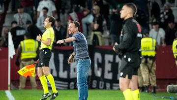 El entrenador del Albacete, Alberto González, durante el partido de LaLiga Hypermotion contra el Deportivo.