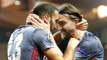 Cenk Tosun del Besiktas celebra con su compa&ntilde;ero Caner Erkin luego de anotar el 2-1 a favor de su equipo durante un partido por la fase de grupos de la Liga de Campeones.