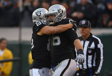 Derek Carrier y Lee Smith celebran touchdown.