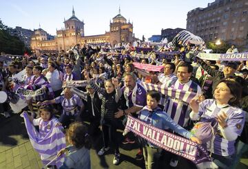 Seguidores del Real Valladolid celebran la permanencia en la fuente de la Plaza de Zorrilla de la capital vallisoletana.