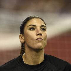 La portera Hope Solo carga con fuerza contra Messi y Neymar