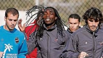 <b>IMPACIENTES. </b>Riga volvió a ser protagonista en el entrenamiento de la plantilla levantinista.