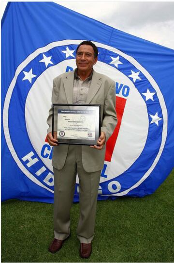 Futbolista incansable, referente del juego del Cruz Azul además de su plurifuncionalidad.