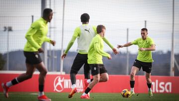 23-01-25. DUBASIN CONDUCE EL BALÓN EN UN ENTRENAMIENTO DEL SPORTING EN MAREO.