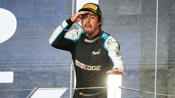 Fernando Alonso en el podio de Qatar.