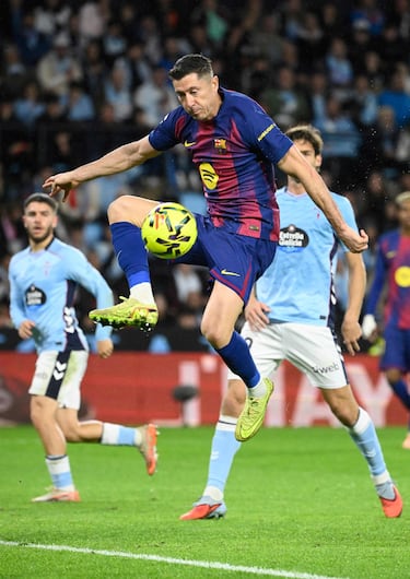 1-2. Gran centro de Marcus Rashford y el delantero polaco remata de primeras para superar a Radu.