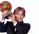 Orgullo madridista: el momento que Modric alza el Balón de Oro