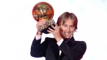 Orgullo madridista: el momento que Modric alza el Balón de Oro