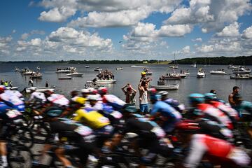 El pelotón durante la segunda etapa del Tour de Francia 2022.