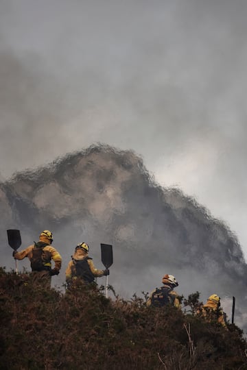 Bomberos de Asturias trabajan para extinguir las llamas en un incendio forestal en Toraño, Asturias (España). El Gobierno regional activó el pasado jueves por la noche  el Plan de Incendios Forestales del Principado de Asturias (INFOPA).