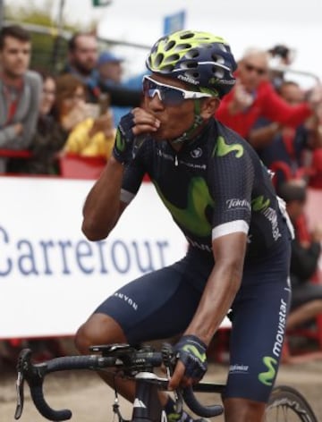  El ciclista colombiano Nairo Quintana (Movistar) ha ganado la décima etapa de la Vuelta a España, de 188,7 kilómetros entre Lugones y Lagos de Covadonga, y recupera el liderato.