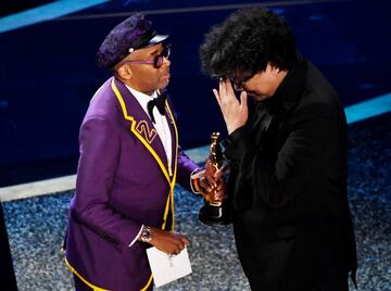 Spike Lee entrega el premio Bong Joon-ho por 'Parásito.'