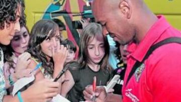 <b>DEBEN SER UNA PIÑA. </b>Jugadores y aficionados deben ir de la mano para sacarle ventaja al Sevilla.