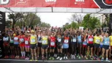 UN GESTO POR LA PAZ. Antes de la salida, los maratonianos alzaron sus manos con la letra B y mantuvieron un minuto de silencio en memoria de los muertos en Boston.