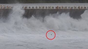 Xabi Lopez, cerca de la pared y las rocas en Roka Puta (Gipuzkoa, Euskadi).