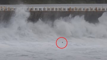 Xabi Lopez, cerca de la pared y las rocas en Roka Puta (Gipuzkoa, Euskadi).