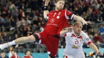 El central de Hungría Gabor Csaszar lanza ante el lateral de Dinamarca Henrik Møllgaard Jensen.