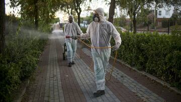 La Puebla del R&iacute;o/Sevilla/14-08-2020: Operarios trabajan en labores de fumigaci&oacute;n de mosquitos en zonas verdes de la localidad sevillana de La Puebla del R&iacute;o, tres el brote de meningoencefalitis v&iacute;rica.
 R&iacute;oFOTO: PACO PU