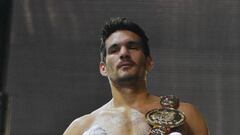 El boxeador Carlos Lamela con el cinturón de campeón de España del semipesado.