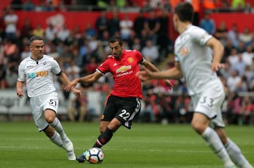 Roque Mesa (L) of Swansea City challenges Henrikh Mkhitaryan (C) of Manchester United during the English Premier League soccer match between Swansea City and Manchester United to 75 images, no video emulation. No use in betting, games or single club/leagu