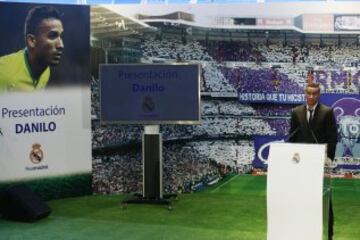 El lateral derecho brasileño Danilo Luiz Da Silva durante su presentación hoy como nuevo jugador del Real Madrid, en el estadio Santiago Bernabeu. 