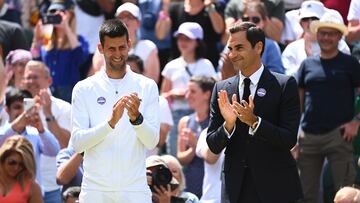 Wimbledon (United Kingdom), 03/07/2022.- Novak Djokovic (L) of Serbia and Roger Federer (R) of Switzerland attend an event to celebrate the 100th anniversary of the Centre Court ahead of the women's 4th round match between Heather Watson of Britain and Jule Niemeier of Germany at the Wimbledon Championships in Wimbledon, Britain, 03 July 2022. (Tenis, Alemania, Suiza, Reino Unido) EFE/EPA/ANDY RAIN EDITORIAL USE ONLY
