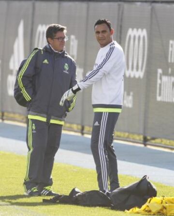 Chendo conversa con Keylor Navas.