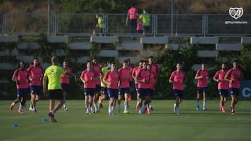 Paco dirige a sus jugadores en una sesión.