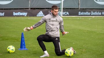 Rubén Blanco realiza una parada durante un entrenamiento del Celta en A Madroa