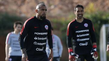 ******COBERTURA ESPECIAL, DISPONIBLE SOLO PARA CLIENTES ESPECIALMENTE ABONADOS*******
Futbol, entrenamiento de la seleccion chilena en el hotel Principe Felipe
El jugador de la seleccion chilena Arturo Vidal, izquierda, es fotografiado durante el entrenamiento matutino realizado en el Club Resort La Manga Hotel Príncipe Felipe de La Manga, Espana.
11/10/2019
Andres Pina/Photosport
Football, Chilean National team training session
Chile's player Arturo Vidal, left, is pictured during the morning training session held at the field of the Club Resort La Manga Hotel Príncipe Felipe in La Manga, Spain.
11/10/2019
Andres Pina/Photosport