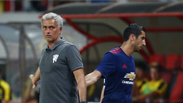 Mourinho y Mkhitaryan se saludan despu&eacute;s de que el armenio fuera sustituido en un partido de pretemporada.