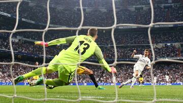 Cristiano marcó así el tercer gol suyo (y del Madrid) ante el Atlético a pase de Lucas Vázquez.