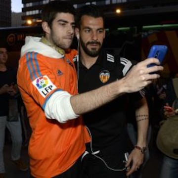 Algunos aficionados del Valencia acudieron a ver al equipo a su llegada a Madrid. Negredo fue de los más requeridos.