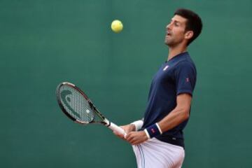 El tenista serbio Novak Djokovic, durante un entrenamiento en Montecarlo, parece que utiliza su pantal¨®n a modo de canasta para que entre la pelota en vez de darla con la raqueta.