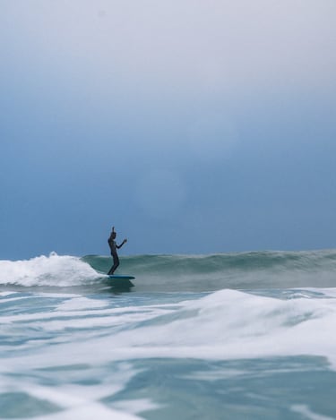 De eso hace ya 6 años y su estilo sobre la tabla es más que conocido en Gros. Y en su Senegal natal, que es al primer sitio al que viajó de surf trip una vez sabía deslizarse sobre las olas.