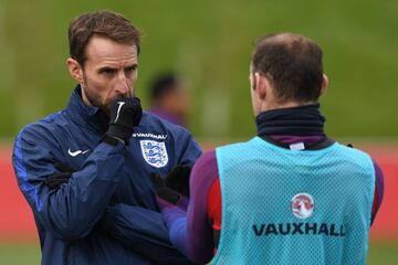 Gareth Southgate talks with England's striker Wayne Rooney during a team training session.