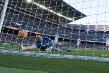 Segundo gol de Messi desde detrás de la portería.