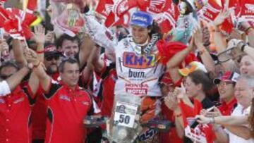 ENTREGADOS. Los integrantes de Honda vitorearon a la brava catalana en la meta de Valparaíso.