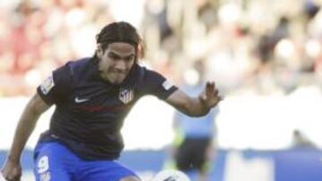 <b>A UNO. </b>Falcao conseguía con este disparo con la derecha en Mallorca el gol 1.499 del Atlético fuera de casa. El Tigre intentará hoy marcar el 1.500.