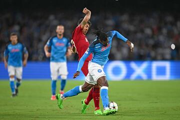 Andre-Frank Zambo Anguissa y Roberto Firmino.