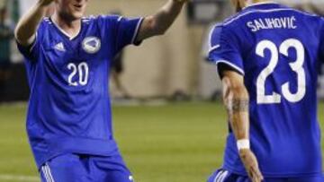 Hajrovic (20) celebra con Salihovic (23) el gol que anotó y dio la victoria a Bosnia ante México.