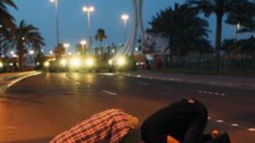 <b>LAMENTOS. </b>Dos ciudadanos de Bahrain se lamentan y rezan delante de los tanques ayer en Manama.