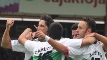 <b>LOS CUATRO FANTÁSTICOS. </b>Fidel, Carles Gil, Corominas y Xumetra se abrazan tras el primer gol anotado por el extremo catalán.