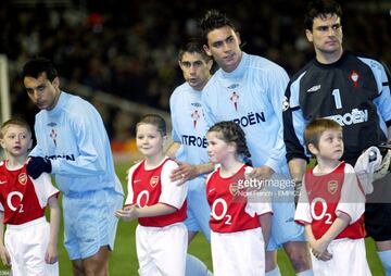 Dos partidos tienen en Champions League Mauricio Pinilla y son ante Arsenal el 2004. El delantero chileno fue titular en Higbury. En ese partido también ingresó Pablo Contreras.