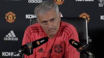 Mourinho la lía por Rashford y se defiende leyendo un informe