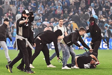 Aficionados Udinese Calcio agredieron a seguidores del Npoles cuando estos saltaron sobre el csped para celebrar el ttulo liguero.