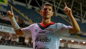 Alberto Toril sigue en una nube: doblete y título en su debut en Costa Rica