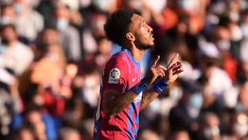 VALENCIA, SPAIN - FEBRUARY 20: Pierre-Emerick Aubameyang of FC Barcelona celebrates after scoring their team&#039;s first goal during the LaLiga Santander match between Valencia CF and FC Barcelona at Estadio Mestalla on February 20, 2022 in Valencia, Spa