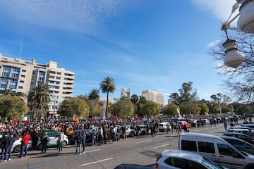 La afición del Valencia se manifiesta: 'Lim go home'